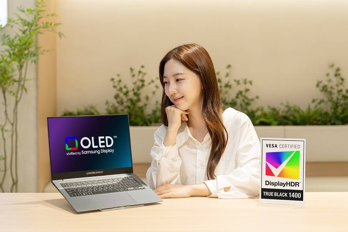 نمایشگر OLED سامسونگ برای مکبوک پرو