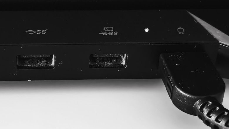 پورت USB با نماد باتری روی لپ‌تاپ