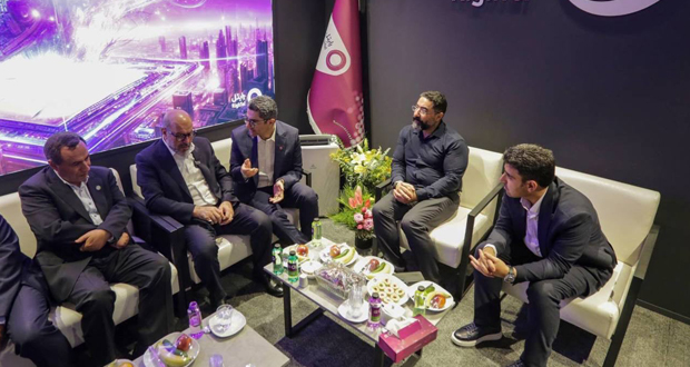 بازدید رئیس بنیاد مستضعفان از غرفه رایتل در الکامپ بیست‌ونهم