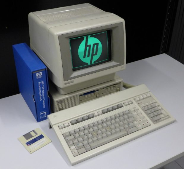 کامپیوتر HP 150 در کنار تجهیزات جانبی دهه 80 میلادی