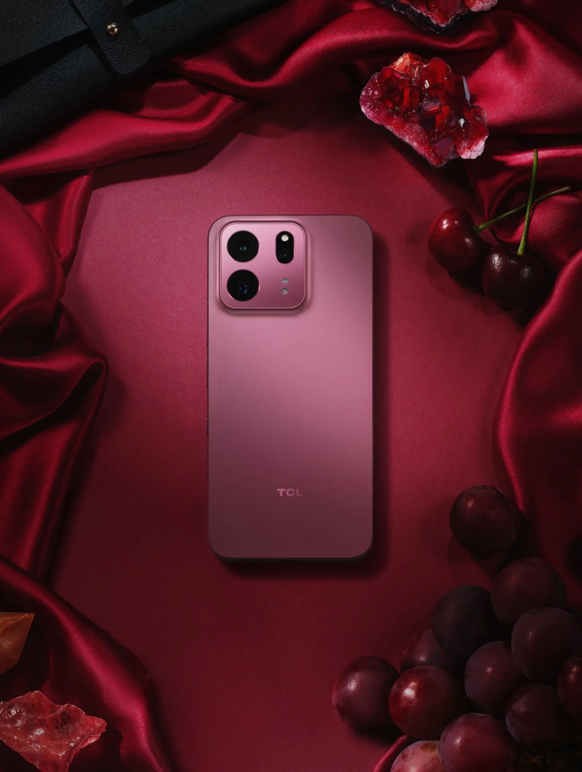 گوشی هوشمند TCL P80 Ultra با بدنه بنفش و دوربینهای بزرگ