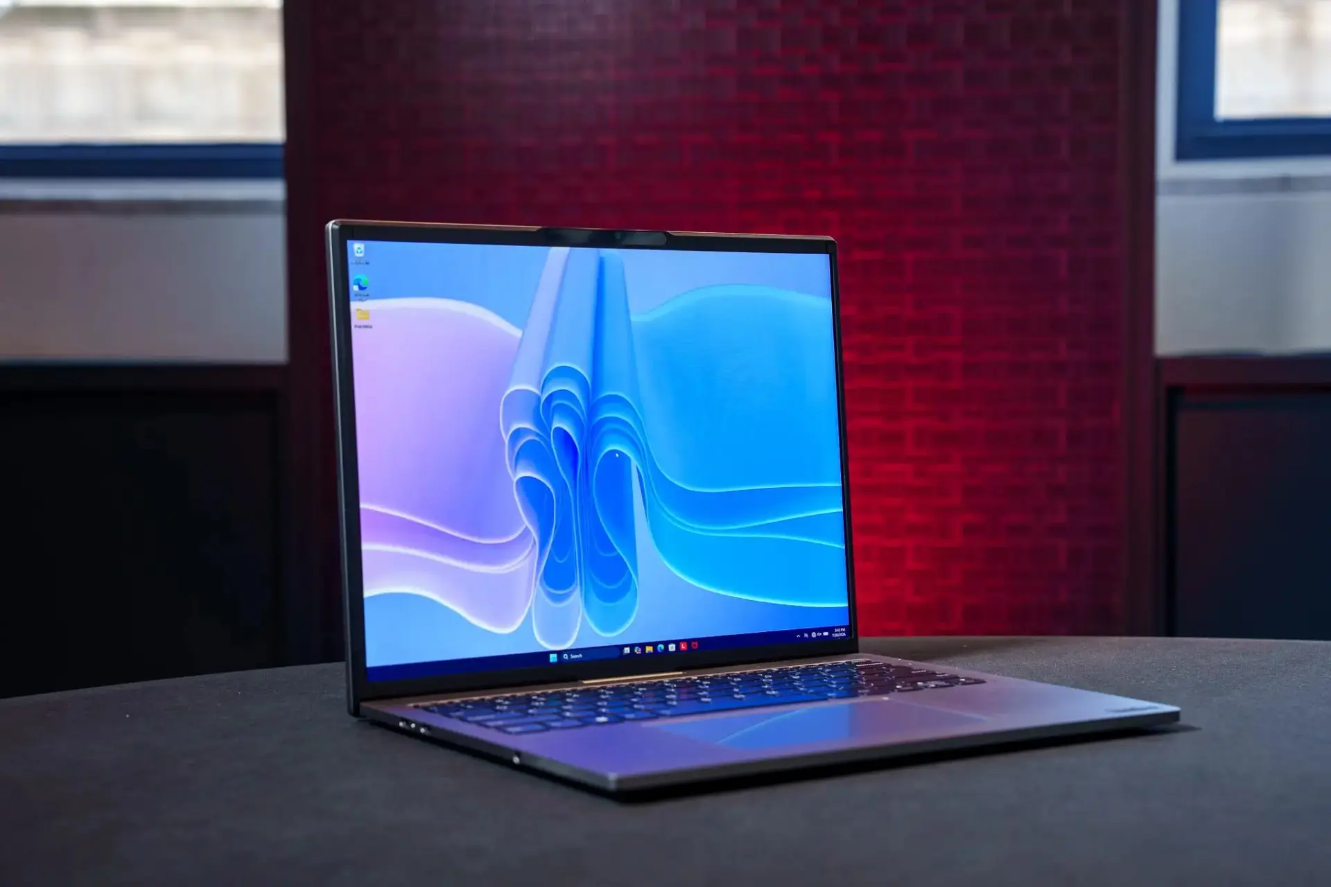 لپ‌تاپ لنوو ThinkBook Project Swan با نمایشگر رول‌شونده