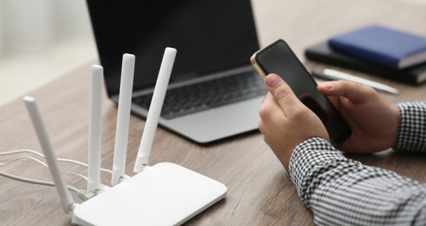 آیا خاموش کردن بلوتوث باعث افزایش سرعت وایفای میشود؟ بررسی علمی تداخل امواج بیسیم