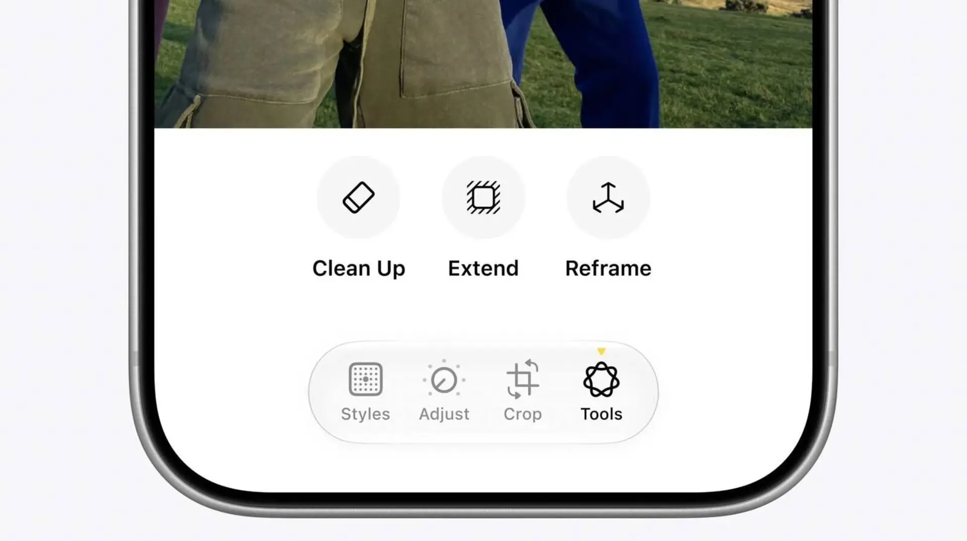 منوی ویرایش عکس با قابلیت‌های Clean Up و Extend در گوشی آیفون
