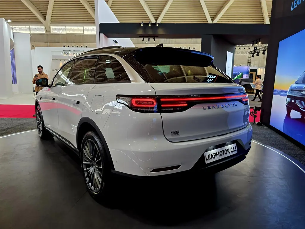 طراحی جلو و چراغ‌های LED لیپ موتور C11