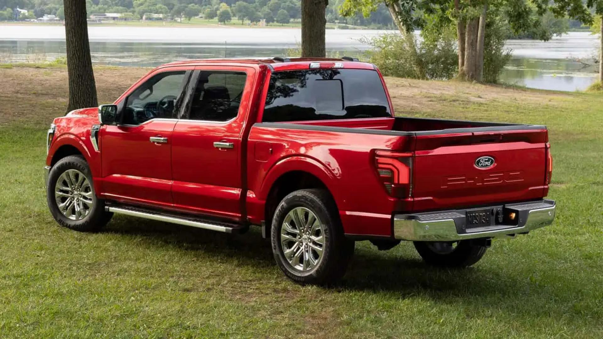 پیکاپ فورد F-150 قرمز کنار دریاچه