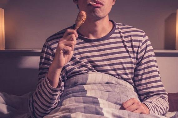  خوردن غذا قبل از خواب میتواند باعث اختلالات مغزی شود 